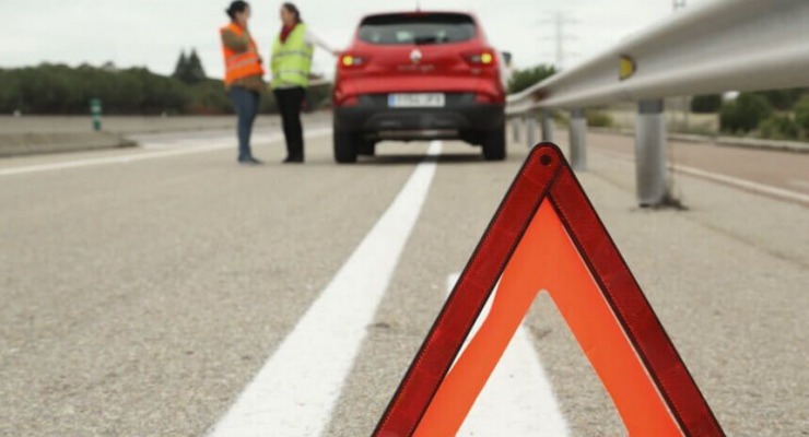 ¿Qué debemos hacer si nos deja tirado el coche?